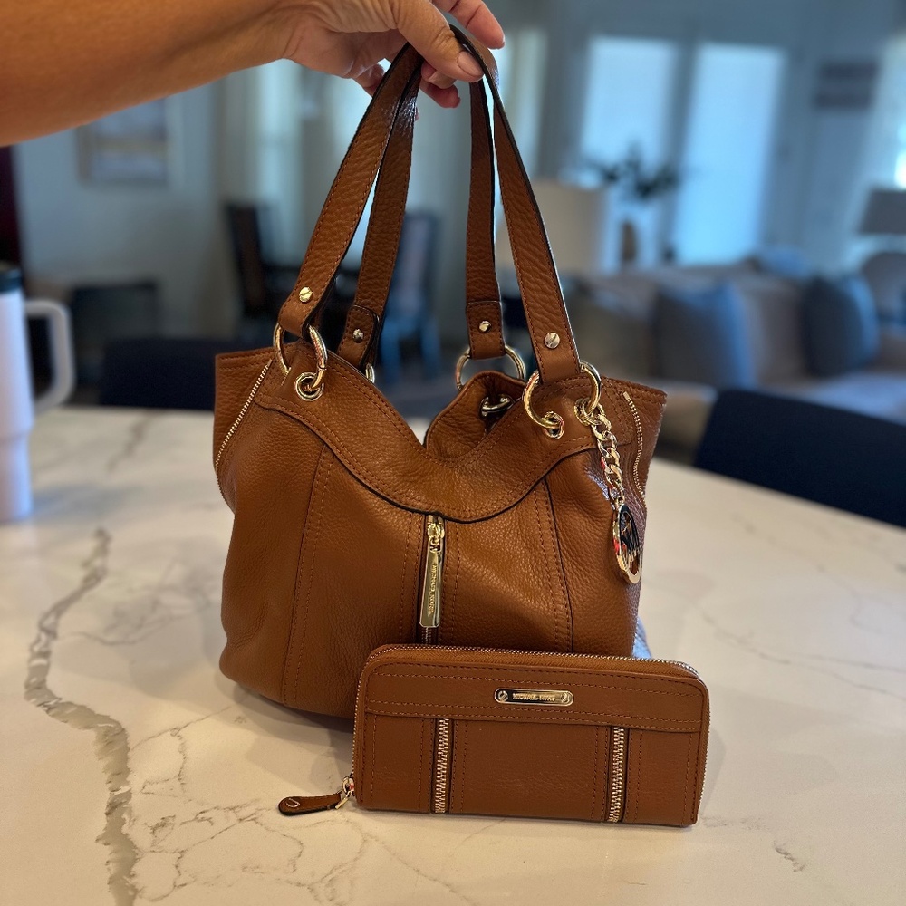 Michael Kors Moxley Tan Leather handbag with Matching Zip around wallet